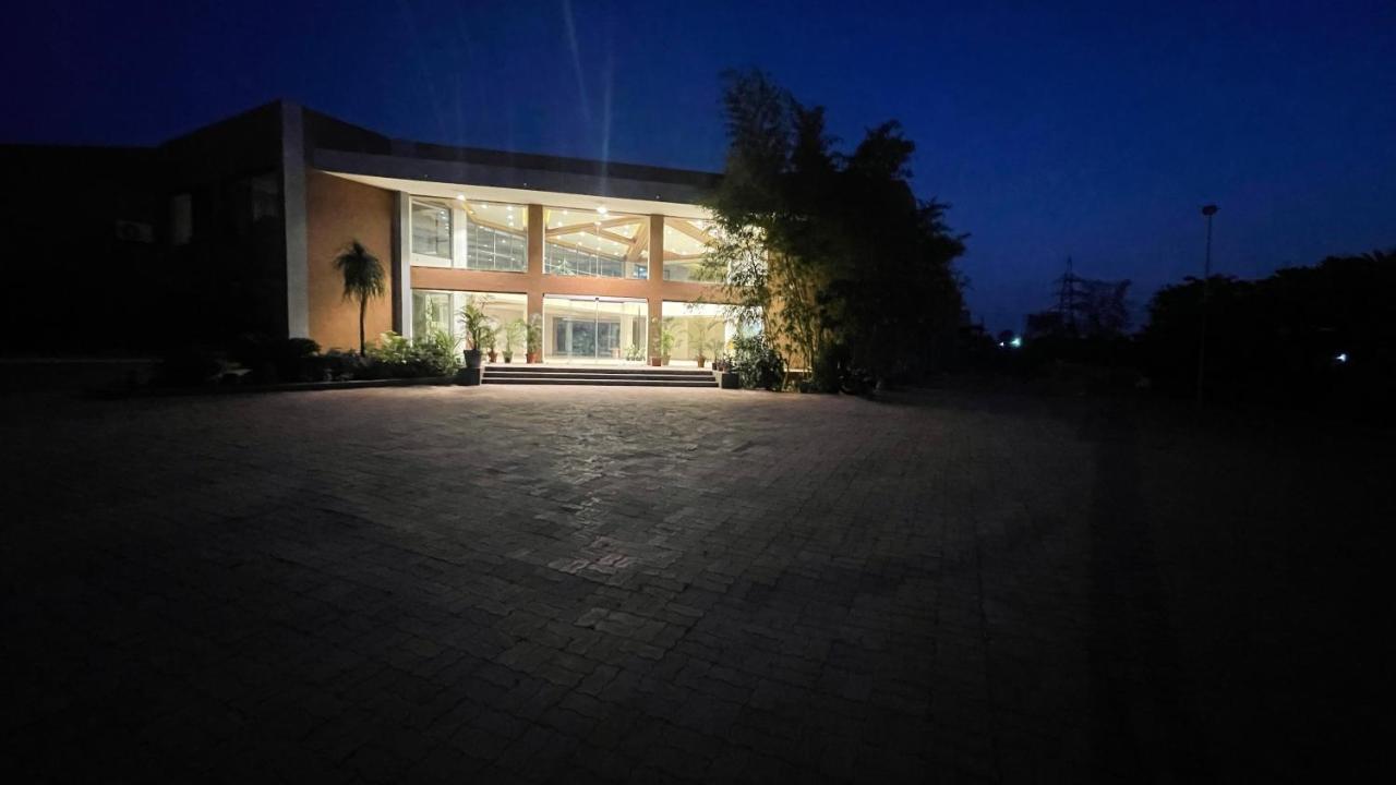 Heaven 7 Hotel&Resort Himatnagar Buitenkant foto