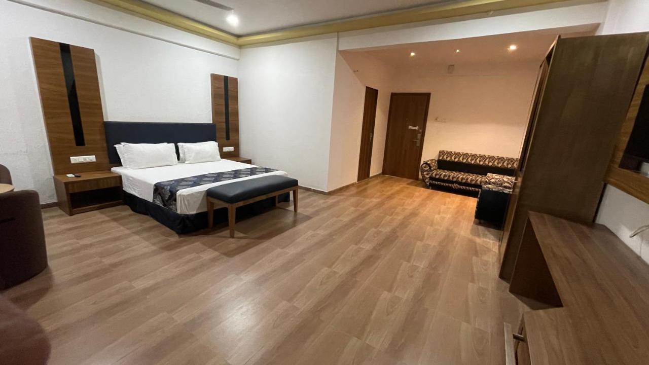 Heaven 7 Hotel&Resort Himatnagar Buitenkant foto