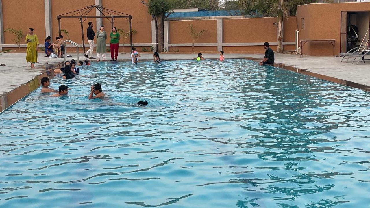 Heaven 7 Hotel&Resort Himatnagar Buitenkant foto