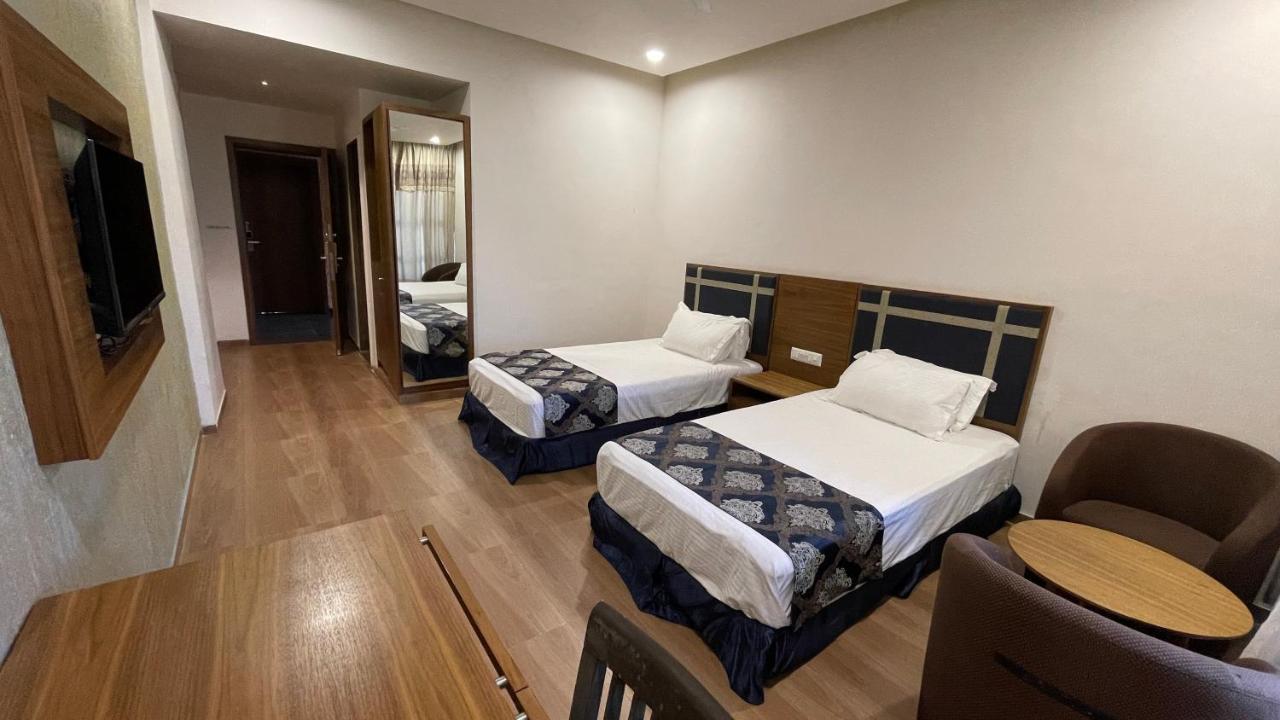 Heaven 7 Hotel&Resort Himatnagar Buitenkant foto