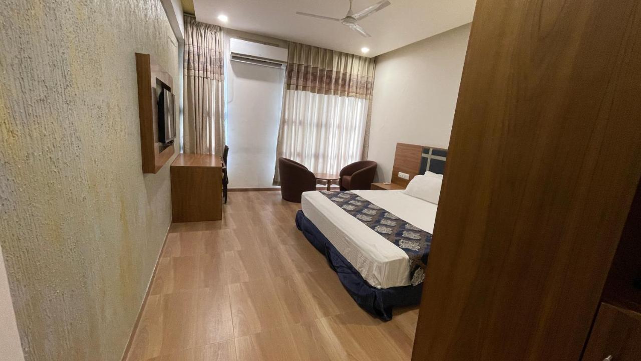 Heaven 7 Hotel&Resort Himatnagar Buitenkant foto