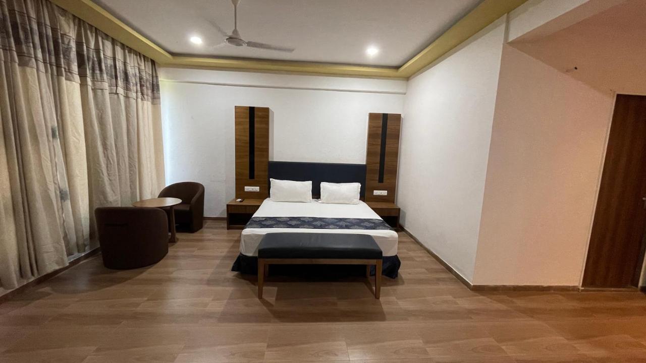 Heaven 7 Hotel&Resort Himatnagar Buitenkant foto