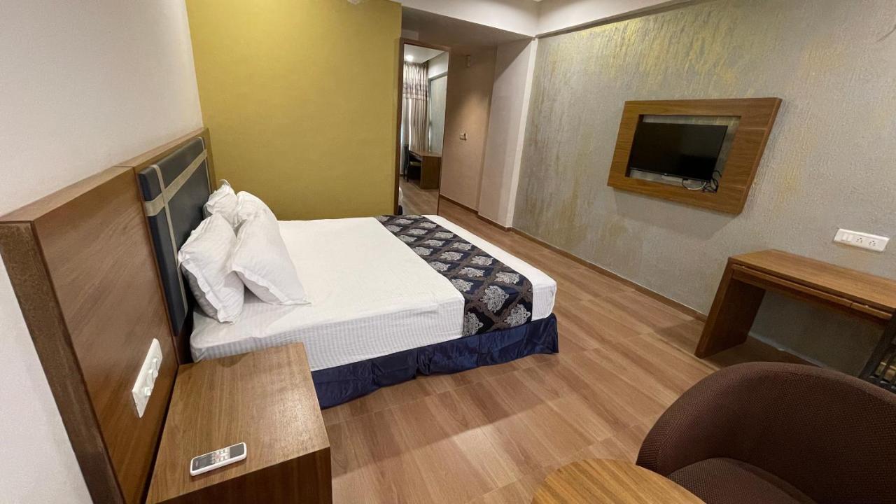 Heaven 7 Hotel&Resort Himatnagar Buitenkant foto