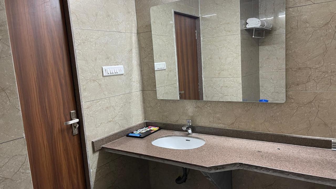 Heaven 7 Hotel&Resort Himatnagar Buitenkant foto
