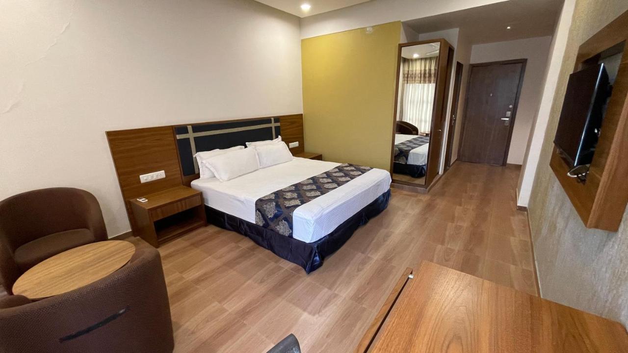 Heaven 7 Hotel&Resort Himatnagar Buitenkant foto