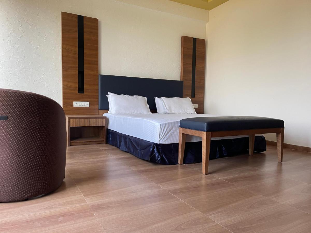 Heaven 7 Hotel&Resort Himatnagar Buitenkant foto