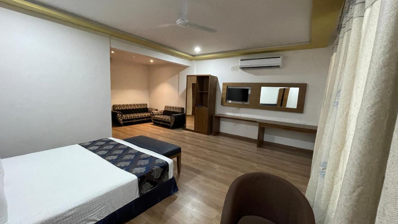 Heaven 7 Hotel&Resort Himatnagar Buitenkant foto