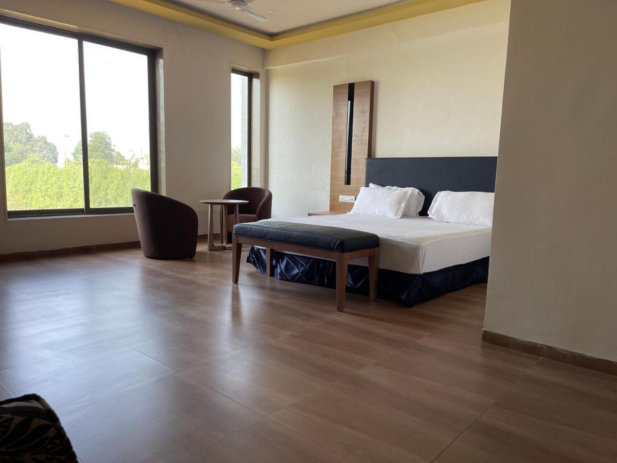 Heaven 7 Hotel&Resort Himatnagar Buitenkant foto