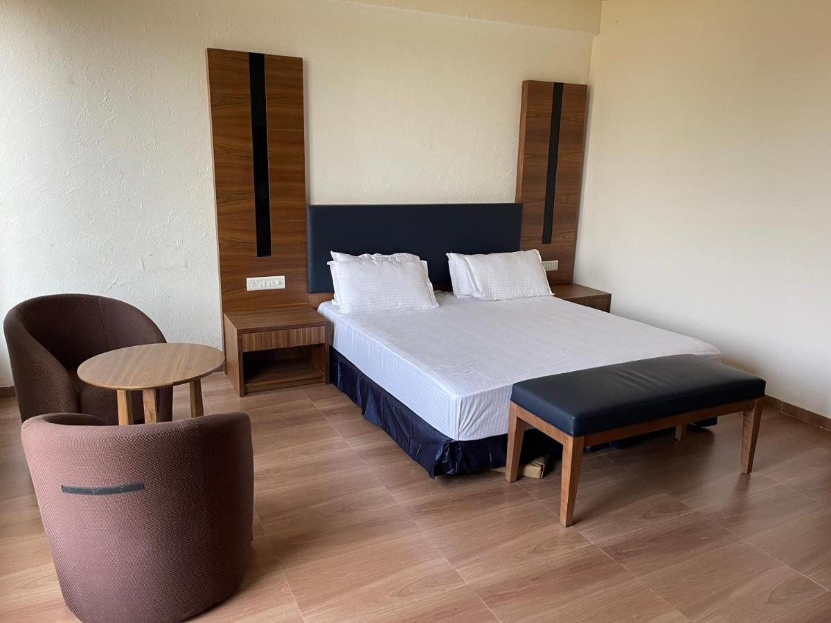 Heaven 7 Hotel&Resort Himatnagar Buitenkant foto
