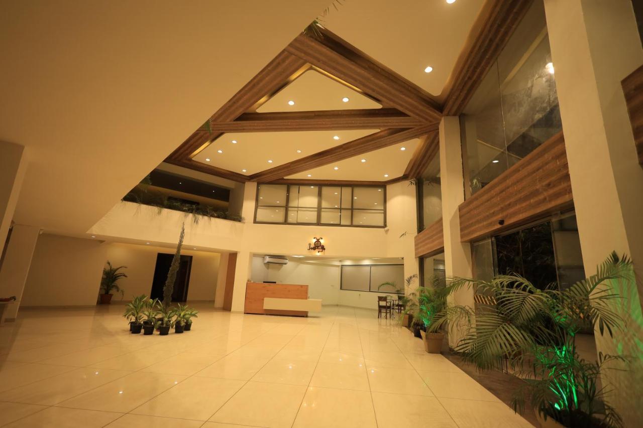 Heaven 7 Hotel&Resort Himatnagar Buitenkant foto