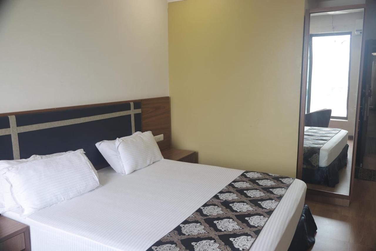 Heaven 7 Hotel&Resort Himatnagar Buitenkant foto